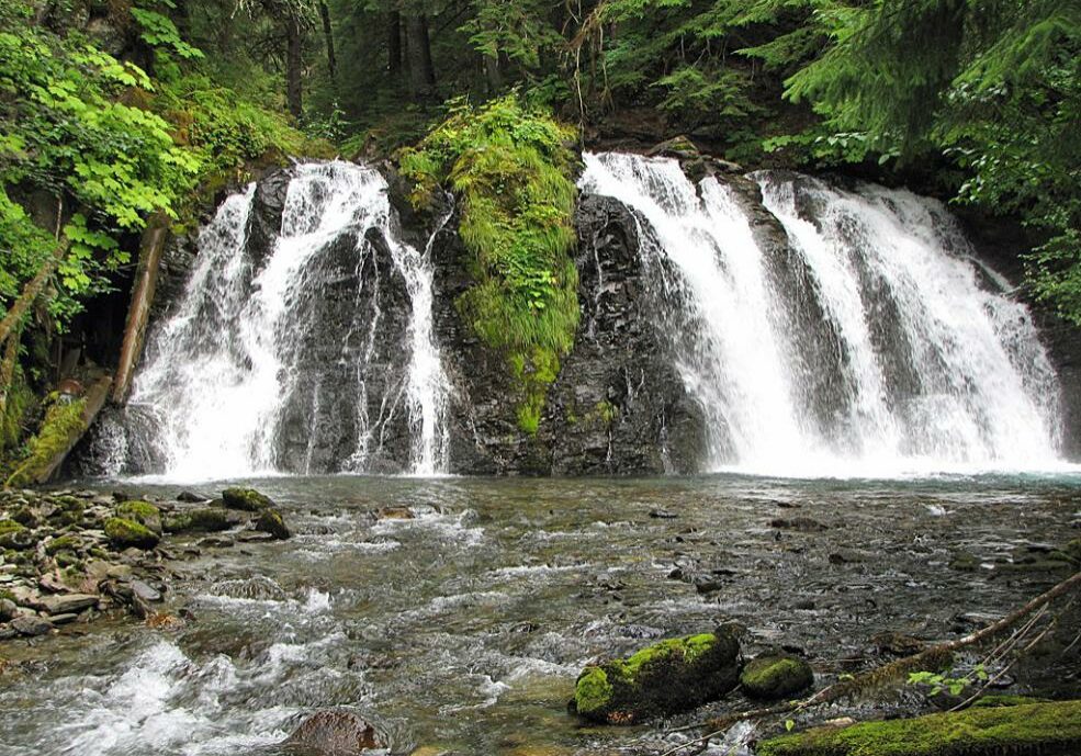 6s_waterfalls_on_Salmon_Creek_in_Juneau_Alaska-10_053-985x748